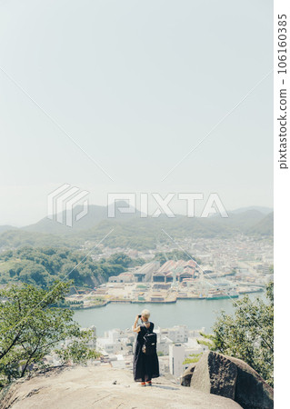 Young woman traveling alone in Onomichi 106160385