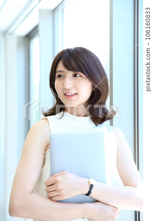 一名在辦公室工作的年輕女子的形象 106160833
