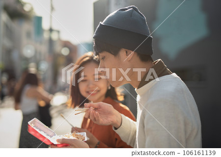 couple eating while walking 106161139