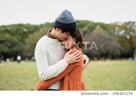 一對夫婦擁抱 106161154