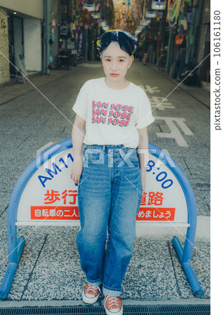 在老街上拍攝的時尚快照 106161180