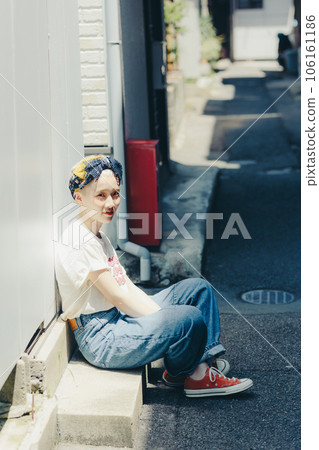 在老街上拍攝的時尚快照 106161186