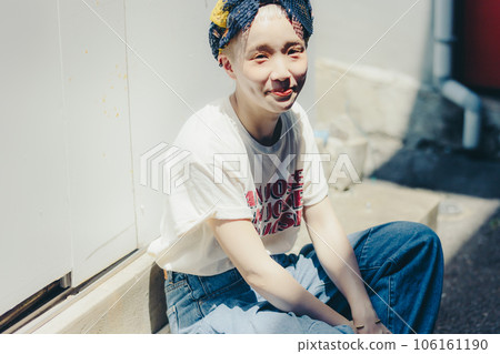 在老街上拍攝的時尚快照 在老街上拍攝的時尚快照 106161190