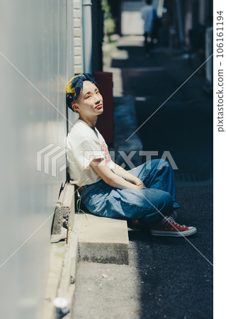 在老街上拍攝的時尚快照 106161194