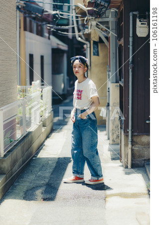 在老街上拍攝的時尚快照 在老街上拍攝的時尚快照 106161198