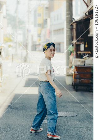 在老街上拍攝的時尚快照 106161227
