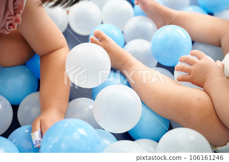 孩子們在球池裡玩耍 育兒 育兒 106161246