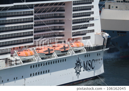 停泊在橫濱港的豪華郵輪 MSC Bellissima 上的救生艇 106162045