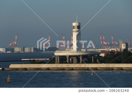 從海上看橫濱港標誌塔 從海上看橫濱港標誌塔 106163248