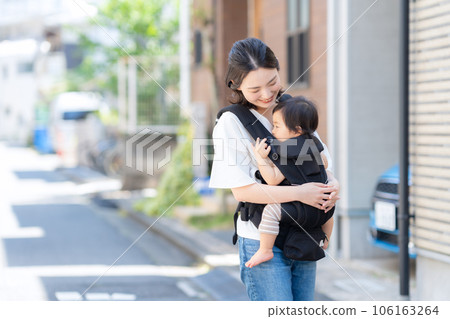 媽媽帶著寶寶去散步 106163264