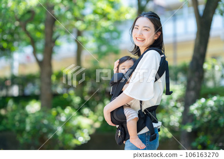 年輕的母親帶著她的孩子在公園散步 106163270