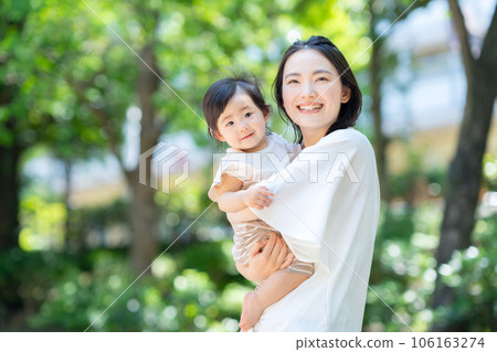 年輕的母親帶著她的孩子在公園散步 106163274