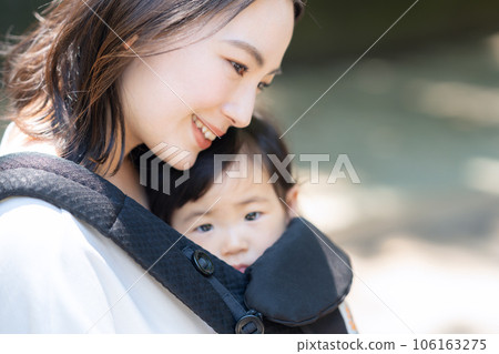 年輕的母親帶著她的孩子在公園散步 106163275