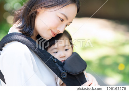 年輕的母親帶著她的孩子在公園散步 106163276