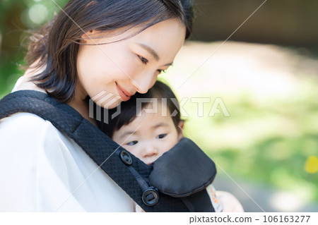 年輕的母親帶著她的孩子在公園散步 106163277