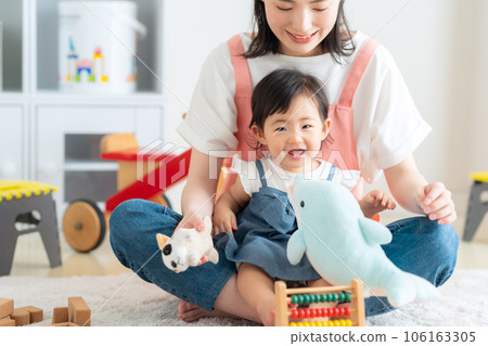年輕的托兒所老師在托兒所和嬰兒玩耍 106163305