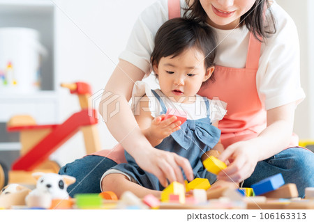 年輕的托兒所老師在托兒所和嬰兒玩耍 106163313