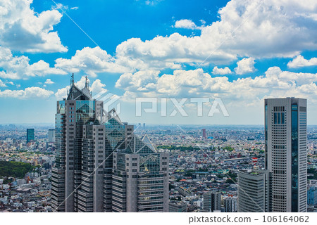 從東京都政府展望台看到的夏日天空中漂浮的雲彩和城市景觀 從東京都政府展望台看到的夏日天空中漂浮的雲彩和城市景觀 106164062