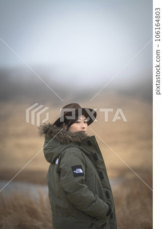 A woman who puts her hand in her jacket pocket and turns around in Kusasenri A woman who puts her hand in her jacket pocket and turns around in Kusasenri 106164803
