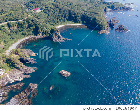 Drone shooting | Image of Noto Kongo (Hawk's Nest Rock), a sightseeing spot in Noto where strangely shaped rocks are the highlight | Shika Town, Hakui District, Ishikawa Prefecture 106164907