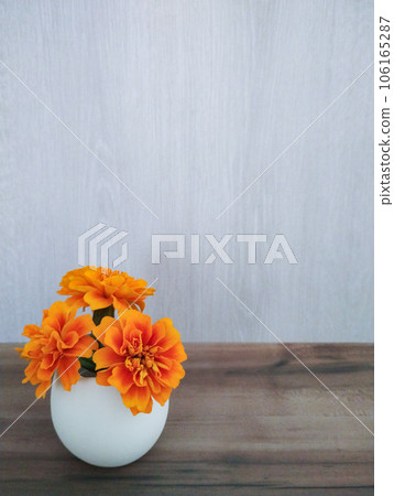 Marigold in an egg-shaped vase_single left 106165287