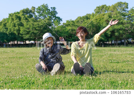 老年婦女的父母。坐在大自然中，一起伸展身體 106165783