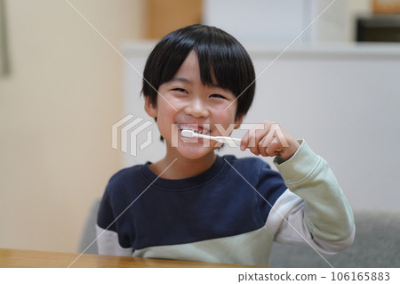 boy brushing teeth 106165883