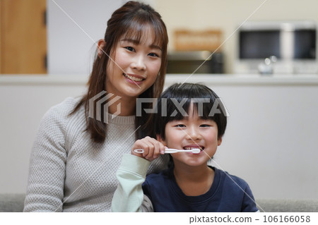 parent and child brushing teeth 106166058