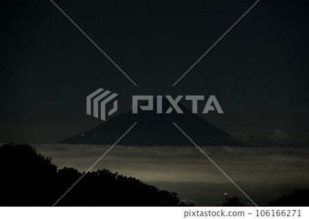 北斗市長坂町，雲海之上的富士山，從五合目到山頂的一排燈光 106166271