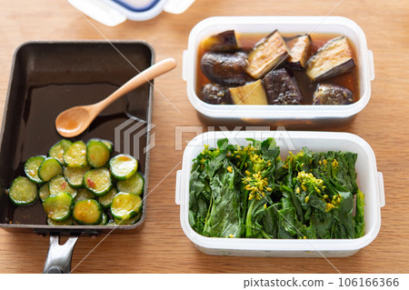 Ready-made vegetables (boiled rape blossoms, pickled cucumbers, fried eggplants) Ready-made vegetables (boiled rape blossoms, pickled cucumbers, fried eggplants) 106166366
