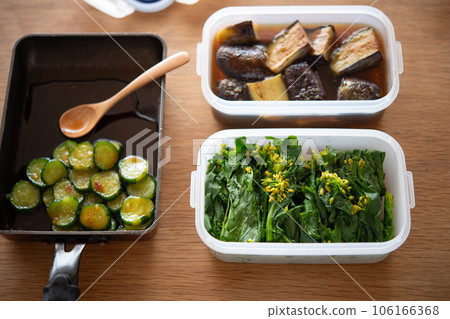 Ready-made vegetables (boiled rape blossoms, pickled cucumbers, fried eggplants) Ready-made vegetables (boiled rape blossoms, pickled cucumbers, fried eggplants) 106166368