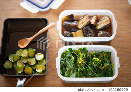 Ready-made vegetables (boiled rape blossoms, pickled cucumbers, fried eggplants) 106166369