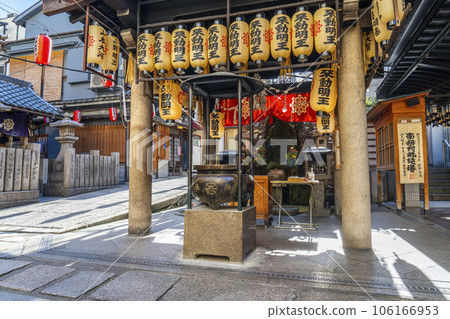 清晨的大阪千日前法善寺水掛不動尊 清晨的大阪千日前法善寺水掛不動尊 106166953