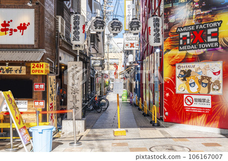 大阪南，法善寺早晨的道路，夏天 106167007