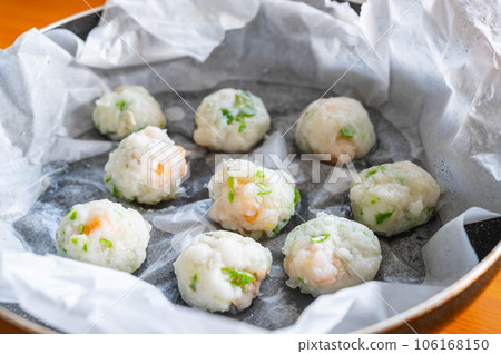 Shrimp Shinjo, Simply Steamed in a Frying Pan 106168150