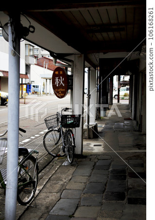 高田上越與 Gangi 一起欣賞秋天的街景 106168261