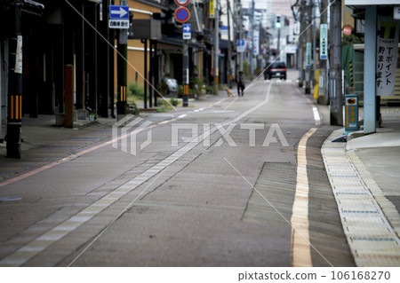 高田上越與 Gangi 一起欣賞秋天的街景 106168270