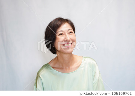 微笑的中年女人 106169701