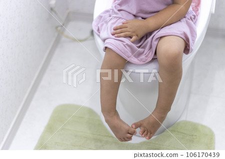 一個女孩進行如廁訓練的圖片 106170439