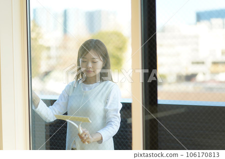 Women cleaning windows 106170813