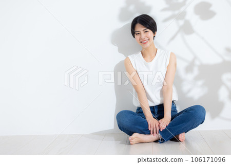 Denim woman whole body 106171096