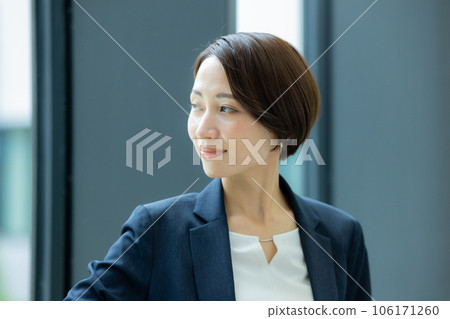 Middle business woman Middle business woman 106171260
