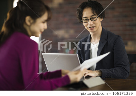 在辦公室工作的時尚男女 在辦公室工作的時尚男女 106171359