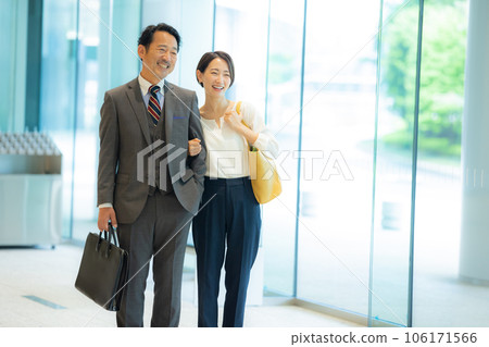 接待處的一位女士正在引導中間夫婦 106171566