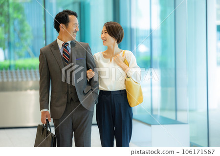 接待處的一位女士正在引導中間夫婦 接待處的一位女士正在引導中間夫婦 106171567