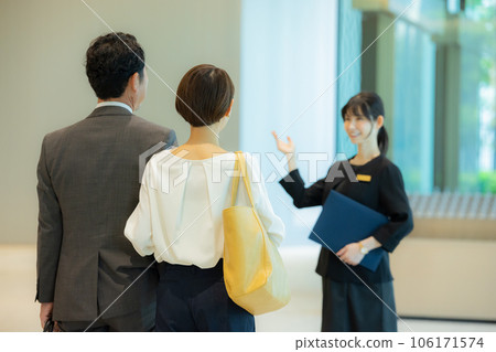 接待處的一位女士正在引導中間夫婦 106171574