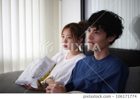 一對夫婦對他們支持的球隊的失敗感到失望 106171774