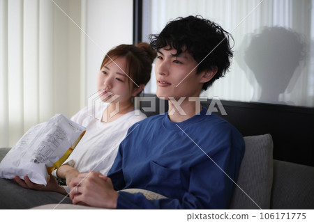 一對夫婦對他們支持的球隊的失敗感到失望 106171775