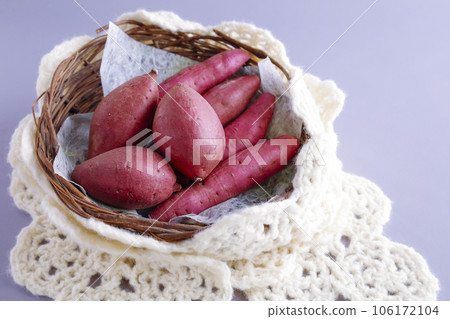 Various kinds of sweet potatoes in a round basket Warm image Various kinds of sweet potatoes in a round basket Warm image 106172104