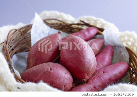 Various kinds of sweet potatoes in a round basket Warm image Various kinds of sweet potatoes in a round basket Warm image 106172109